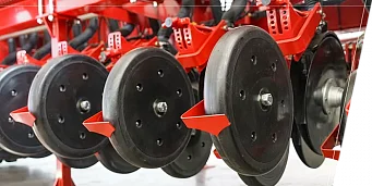 GÖRDÜLŐ KEREKEK ÉS UJJTAKOLÓK